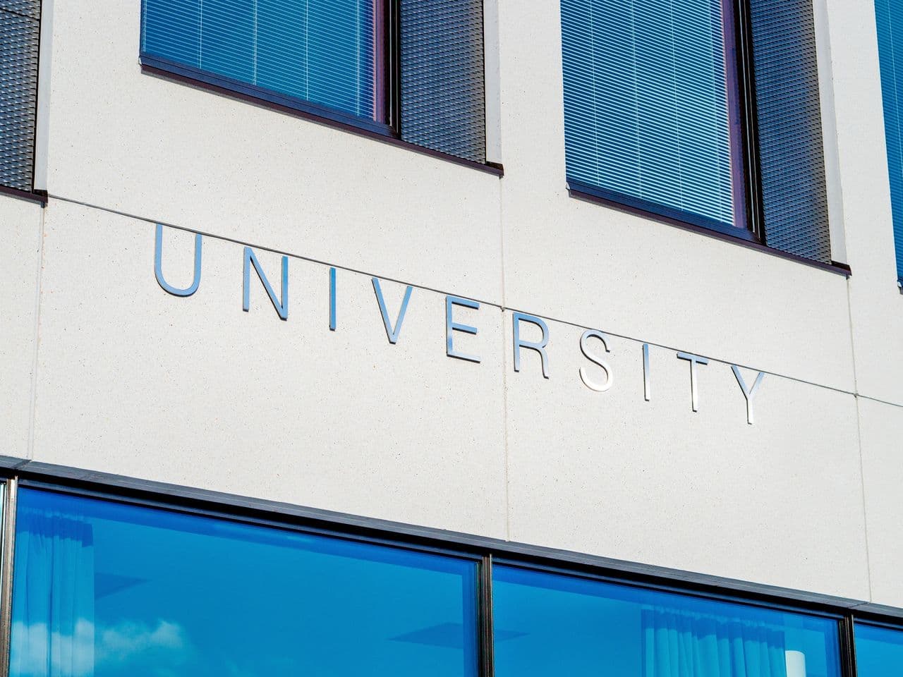 Fassade eines modernen Hochschulgebäudes mit dem Schriftzug University.